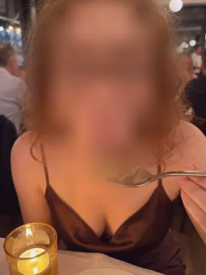 Büsra, 25
