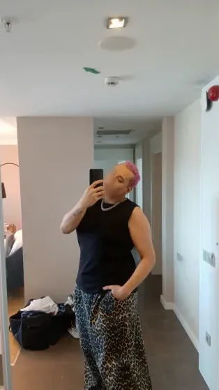 Neele, 33